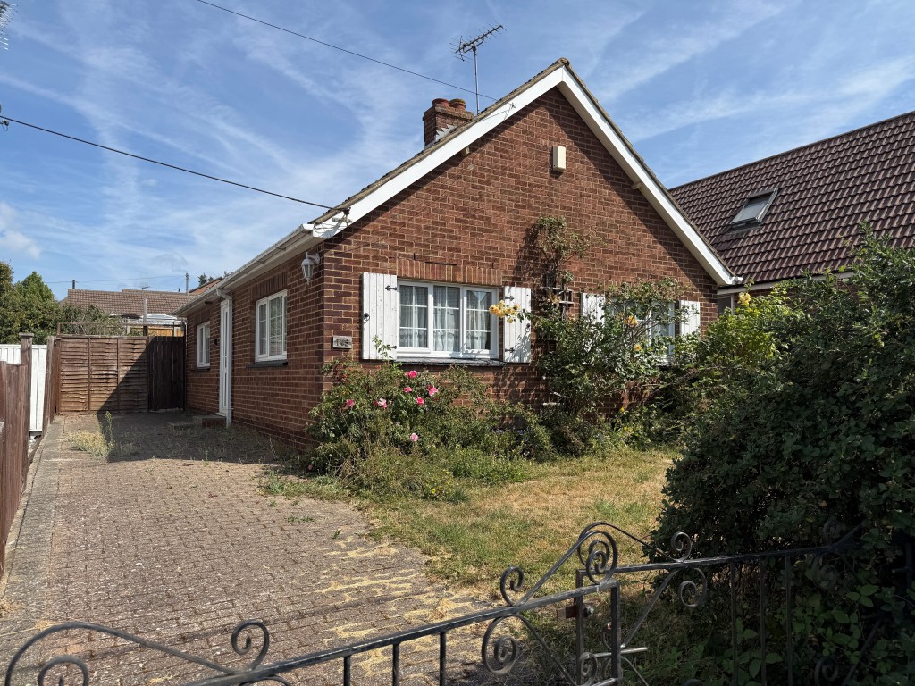 Lot: 99 - DETACHED BUNGALOW FOR REFURBISHMENT AND REPAIR - Detached bungalow with driveway